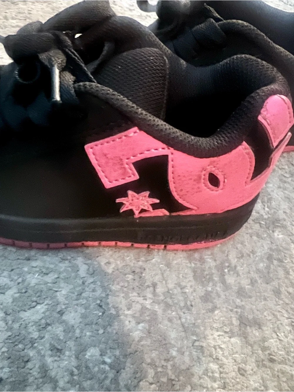 DC shoes Kids size 13 black Sneakers with Pink Logo Accents Y2K used good.